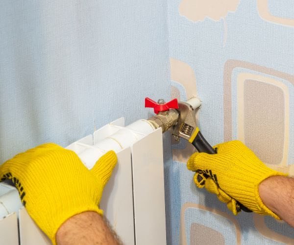 Heizkörperventil wird mit Rohrzange repariert