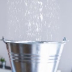 Wasser tropft von der Decke in einen Eimer